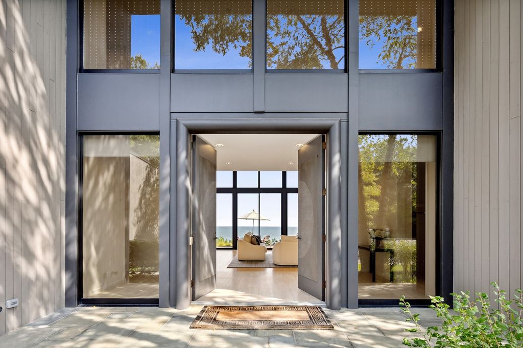 The Home in Glencoe is a luxurious home with great vistas of the lake make for a relax living experience, now available for sale. This home located at 325 Shoreline Ct, Glencoe, Illinois