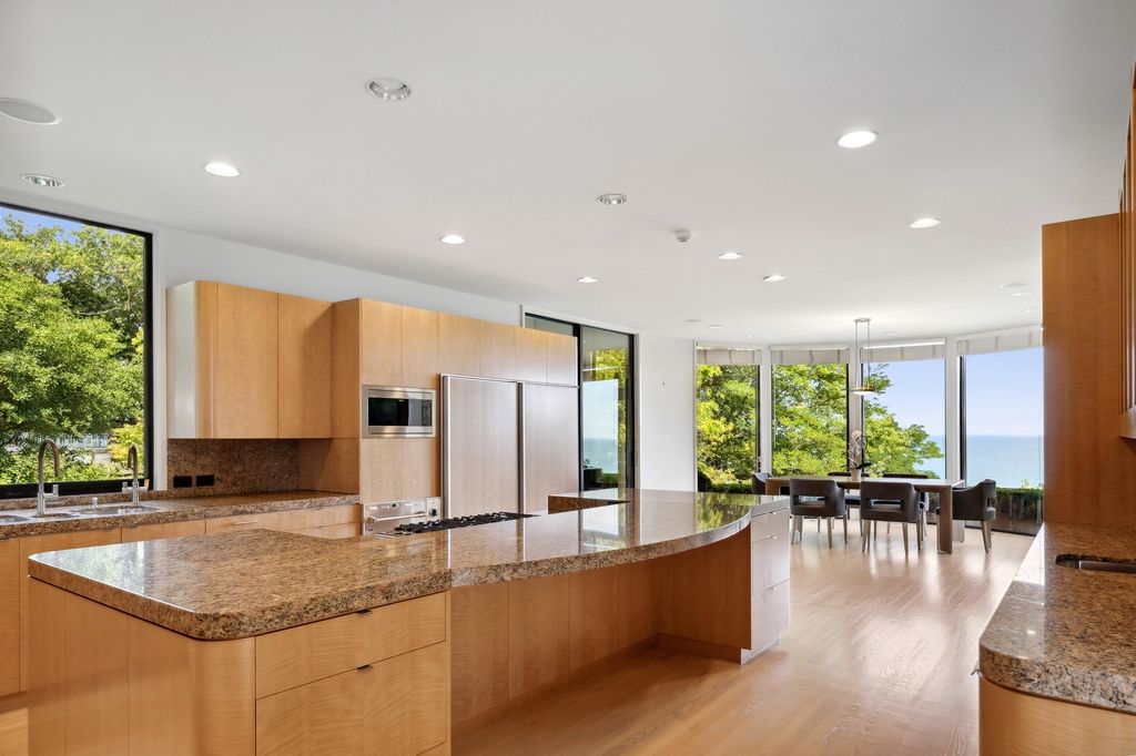 The Home in Glencoe is a luxurious home with great vistas of the lake make for a relax living experience, now available for sale. This home located at 325 Shoreline Ct, Glencoe, Illinois