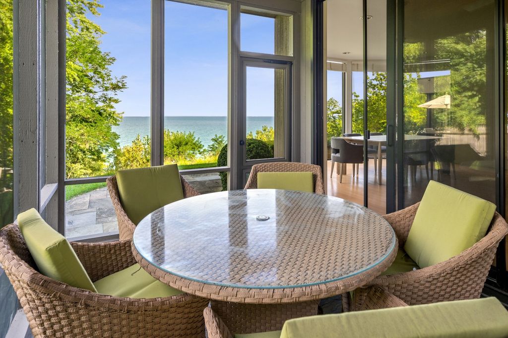 The Home in Glencoe is a luxurious home with great vistas of the lake make for a relax living experience, now available for sale. This home located at 325 Shoreline Ct, Glencoe, Illinois