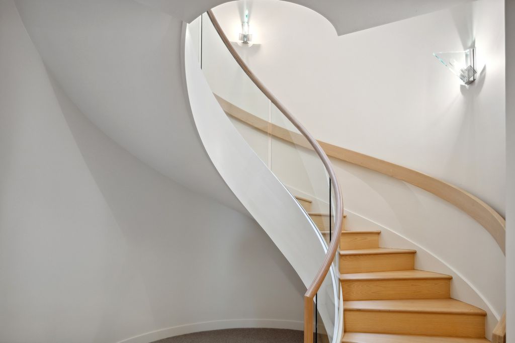 The Home in Glencoe is a luxurious home with great vistas of the lake make for a relax living experience, now available for sale. This home located at 325 Shoreline Ct, Glencoe, Illinois
