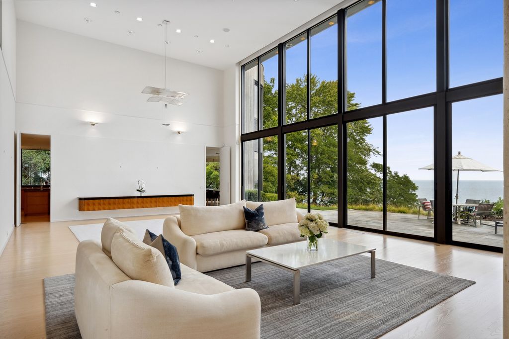 The Home in Glencoe is a luxurious home with great vistas of the lake make for a relax living experience, now available for sale. This home located at 325 Shoreline Ct, Glencoe, Illinois