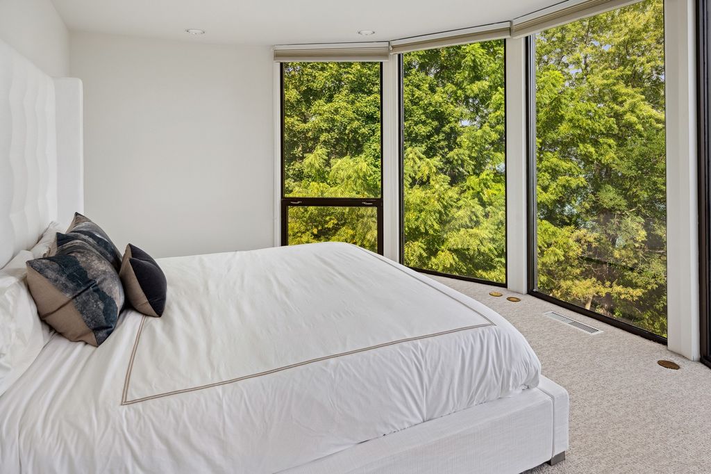 The Home in Glencoe is a luxurious home with great vistas of the lake make for a relax living experience, now available for sale. This home located at 325 Shoreline Ct, Glencoe, Illinois