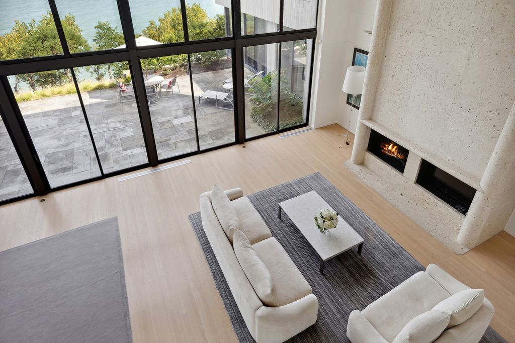 The Home in Glencoe is a luxurious home with great vistas of the lake make for a relax living experience, now available for sale. This home located at 325 Shoreline Ct, Glencoe, Illinois
