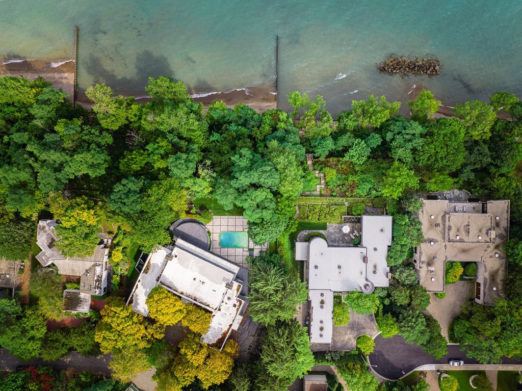 The Home in Glencoe is a luxurious home with great vistas of the lake make for a relax living experience, now available for sale. This home located at 325 Shoreline Ct, Glencoe, Illinois