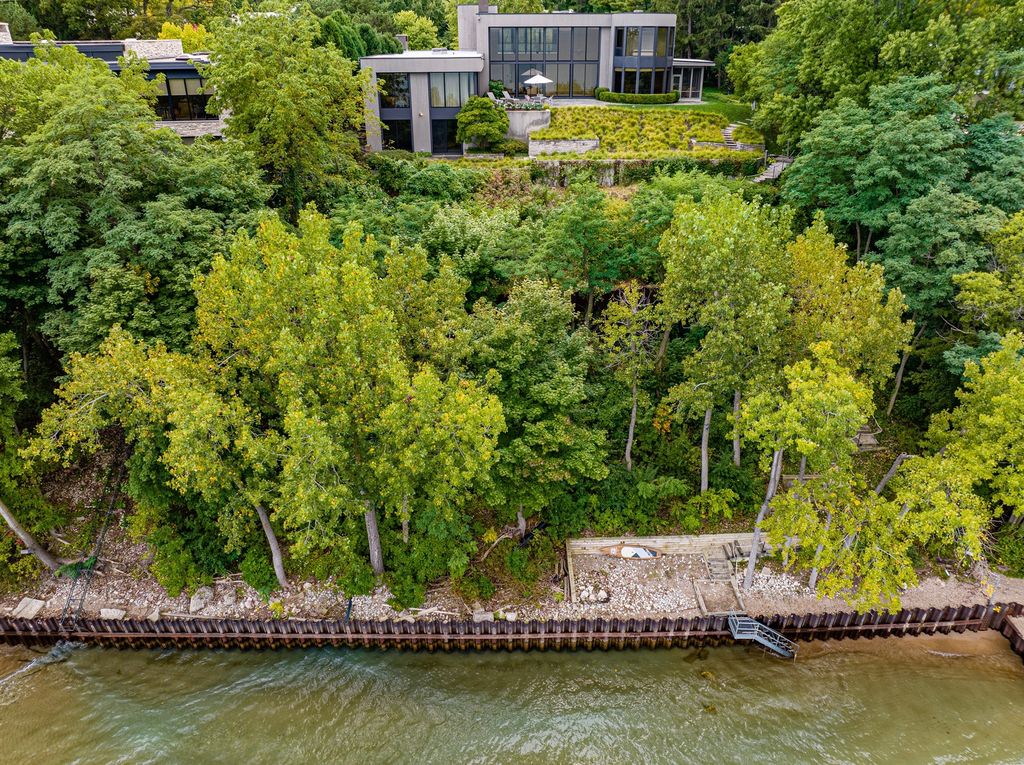 The Home in Glencoe is a luxurious home with great vistas of the lake make for a relax living experience, now available for sale. This home located at 325 Shoreline Ct, Glencoe, Illinois