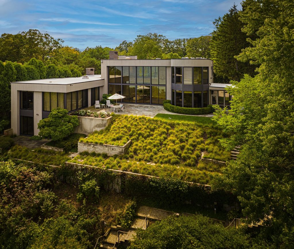 The Home in Glencoe is a luxurious home with great vistas of the lake make for a relax living experience, now available for sale. This home located at 325 Shoreline Ct, Glencoe, Illinois