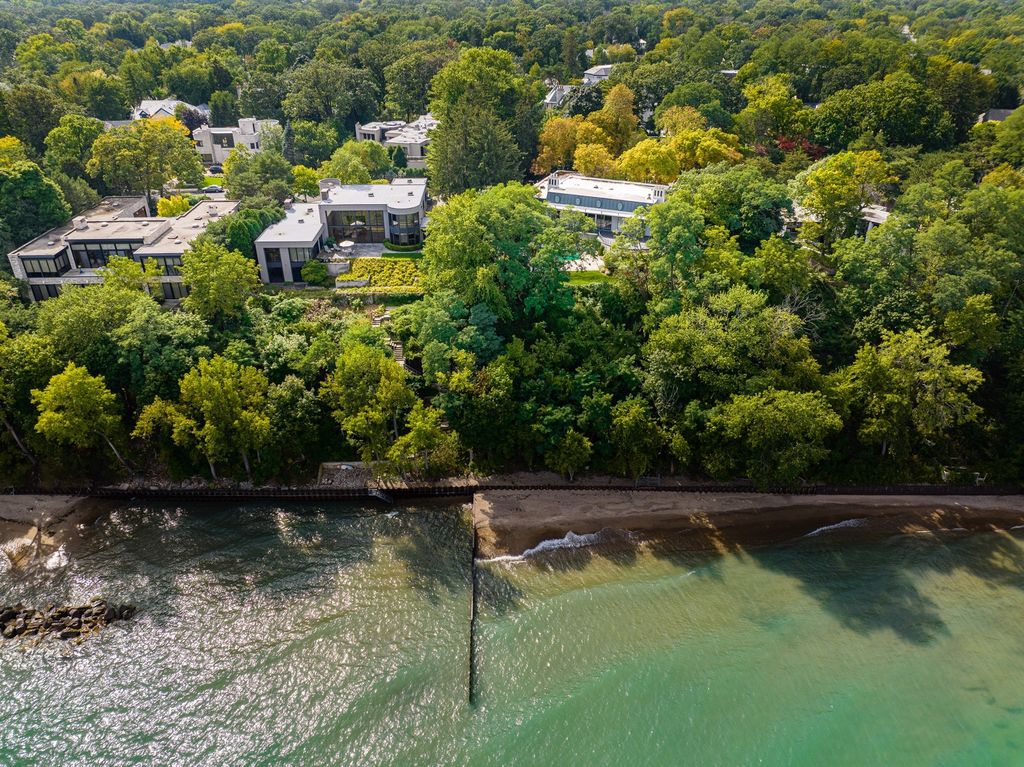 The Home in Glencoe is a luxurious home with great vistas of the lake make for a relax living experience, now available for sale. This home located at 325 Shoreline Ct, Glencoe, Illinois