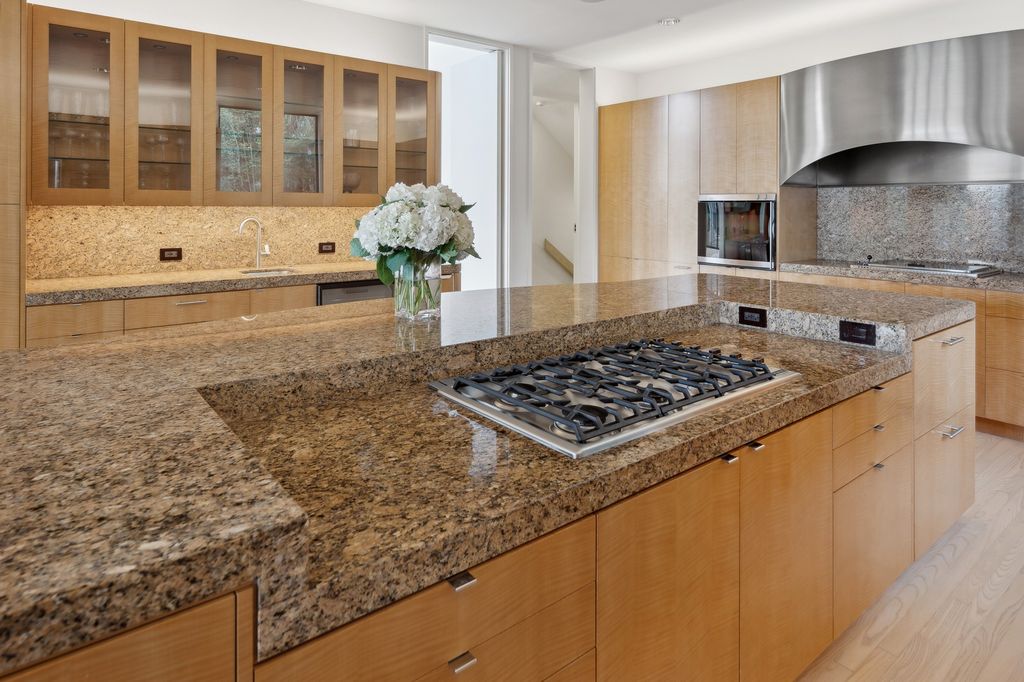 The Home in Glencoe is a luxurious home with great vistas of the lake make for a relax living experience, now available for sale. This home located at 325 Shoreline Ct, Glencoe, Illinois