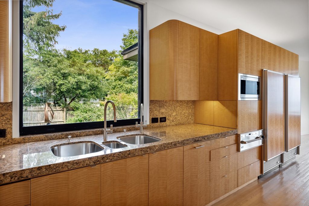 The Home in Glencoe is a luxurious home with great vistas of the lake make for a relax living experience, now available for sale. This home located at 325 Shoreline Ct, Glencoe, Illinois