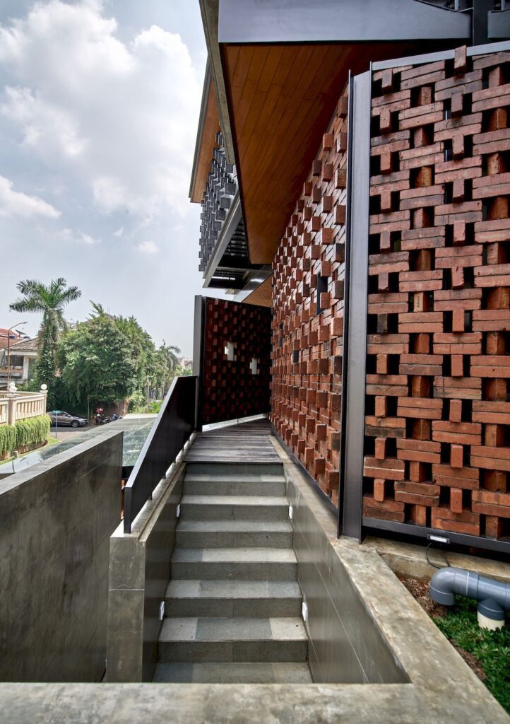 Sarang Nest House in Indonesia by Realrich Architecture Workshop 16