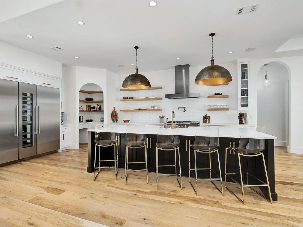 458 Shipwreck Rodd E, Santa Rosa Beach, Florida is a stunning new bayfront home boasts generous indoor and outdoor areas for entertaining, including 2,300 square feet of shell stone on the rear patio.