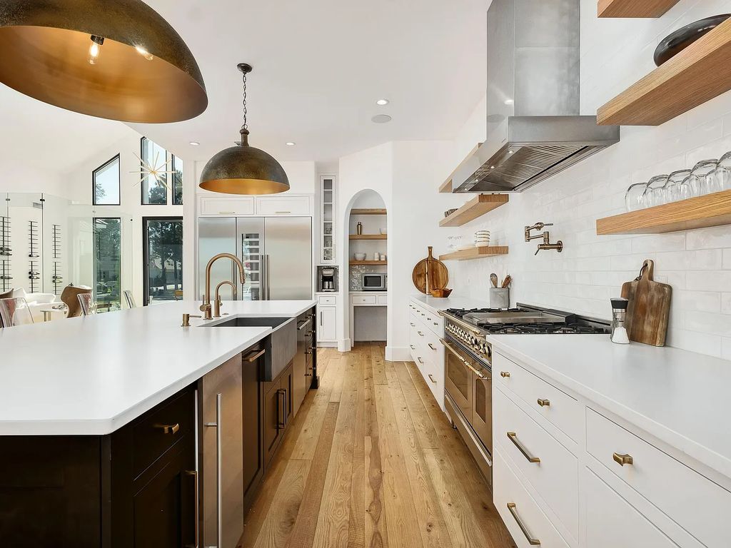 458 Shipwreck Rodd E, Santa Rosa Beach, Florida is a stunning new bayfront home boasts generous indoor and outdoor areas for entertaining, including 2,300 square feet of shell stone on the rear patio.