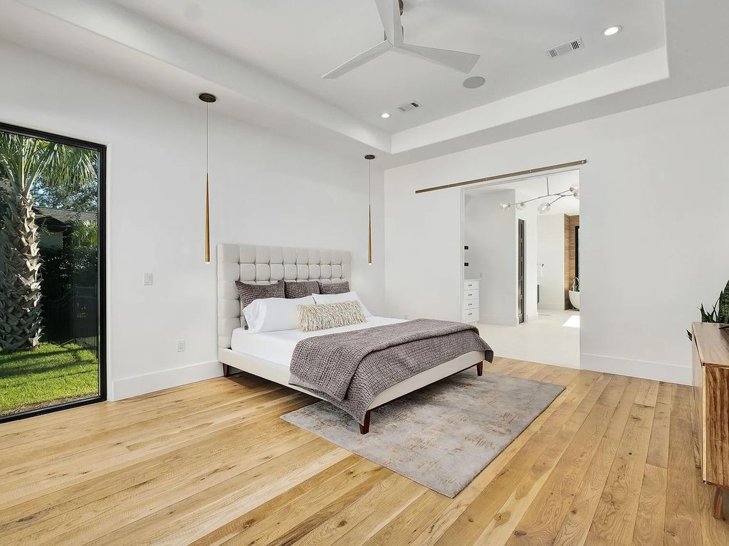 458 Shipwreck Rodd E, Santa Rosa Beach, Florida is a stunning new bayfront home boasts generous indoor and outdoor areas for entertaining, including 2,300 square feet of shell stone on the rear patio.