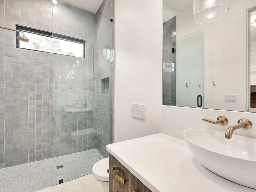 458 Shipwreck Rodd E, Santa Rosa Beach, Florida is a stunning new bayfront home boasts generous indoor and outdoor areas for entertaining, including 2,300 square feet of shell stone on the rear patio.