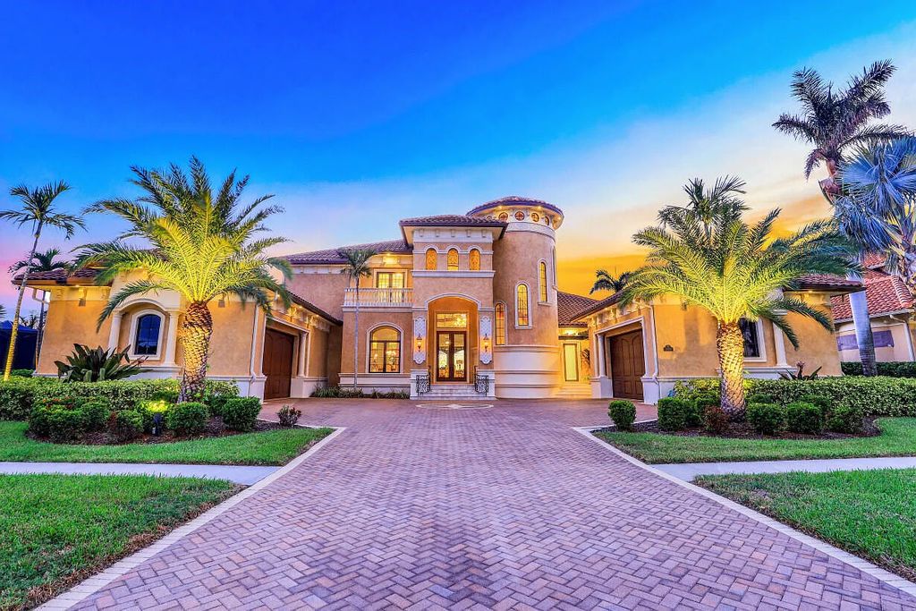 590 S Heathwood Drive, Marco Island, Florida is an elegant and refined estate in an ideal location close to Marco Beach, Winterberry and Mackle Park's, restaurants, and shopping.