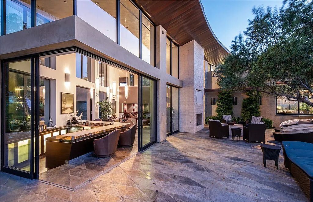 5 Promontory Ridge Drive, Las Vegas, Nevada is a desert contemporary masterpiece set on a cul-de-sac Ridge lot with unobstructed strip, city, mountain and golf course views comes with unparalleled quality of construction. 