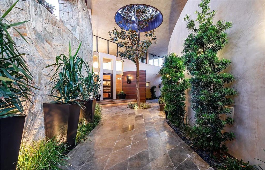 5 Promontory Ridge Drive, Las Vegas, Nevada is a desert contemporary masterpiece set on a cul-de-sac Ridge lot with unobstructed strip, city, mountain and golf course views comes with unparalleled quality of construction. 