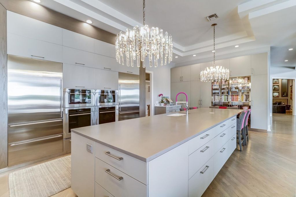 2131 Oceanview Drive, Tierra Verde, Florida is a resort-class estate with 276 feet of beautiful water on the Gulf of Mexico in the Westhore neighborhood, sits on manicured gated and recently fenced grounds with mature palms and landscaping.