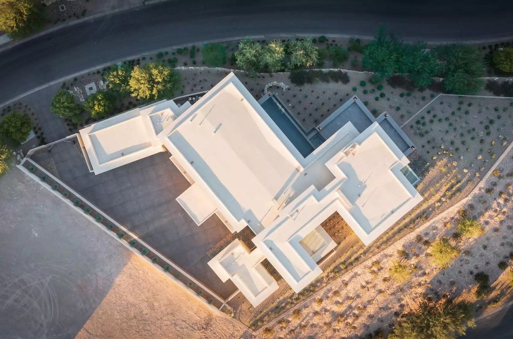 10861 Stardust Drive, Las Vegas, Nevada is spectacular property located in Discovery Land Company’s coveted and exclusive Summit Club offering the ultimate in privacy sitting on its own 1.37-acre peninsula lot.