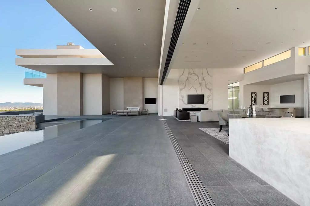 10861 Stardust Drive, Las Vegas, Nevada is spectacular property located in Discovery Land Company’s coveted and exclusive Summit Club offering the ultimate in privacy sitting on its own 1.37-acre peninsula lot.