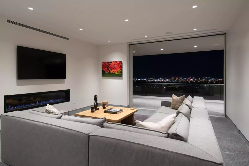 10861 Stardust Drive, Las Vegas, Nevada is spectacular property located in Discovery Land Company’s coveted and exclusive Summit Club offering the ultimate in privacy sitting on its own 1.37-acre peninsula lot.