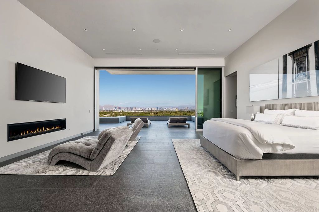 10861 Stardust Drive, Las Vegas, Nevada is spectacular property located in Discovery Land Company’s coveted and exclusive Summit Club offering the ultimate in privacy sitting on its own 1.37-acre peninsula lot.