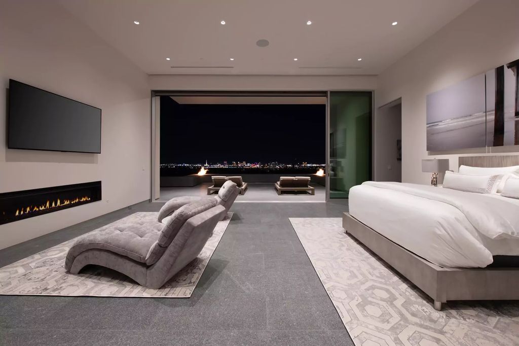 10861 Stardust Drive, Las Vegas, Nevada is spectacular property located in Discovery Land Company’s coveted and exclusive Summit Club offering the ultimate in privacy sitting on its own 1.37-acre peninsula lot.