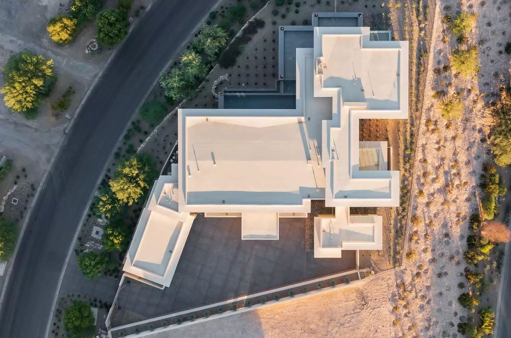10861 Stardust Drive, Las Vegas, Nevada is spectacular property located in Discovery Land Company’s coveted and exclusive Summit Club offering the ultimate in privacy sitting on its own 1.37-acre peninsula lot.