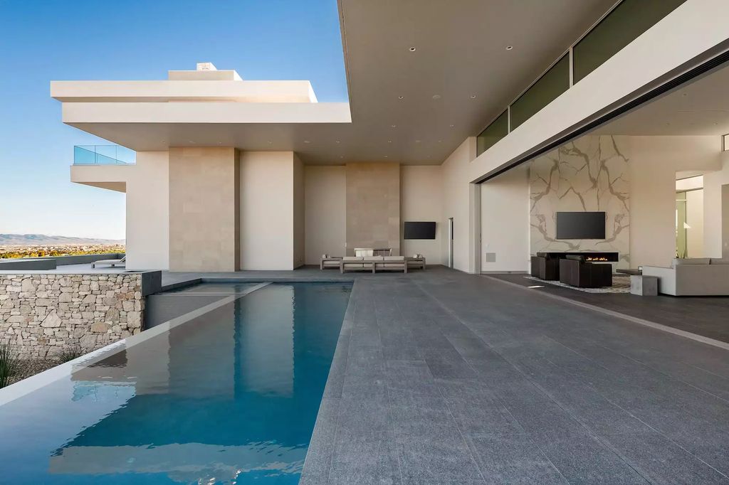 10861 Stardust Drive, Las Vegas, Nevada is spectacular property located in Discovery Land Company’s coveted and exclusive Summit Club offering the ultimate in privacy sitting on its own 1.37-acre peninsula lot.