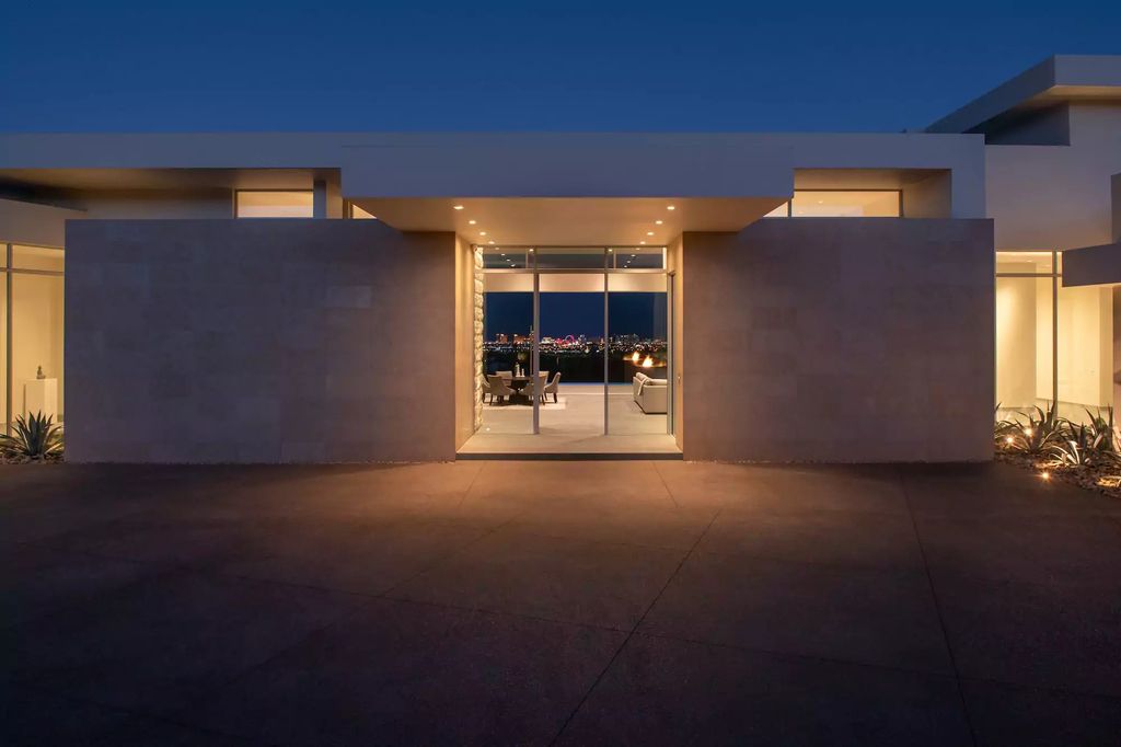 10861 Stardust Drive, Las Vegas, Nevada is spectacular property located in Discovery Land Company’s coveted and exclusive Summit Club offering the ultimate in privacy sitting on its own 1.37-acre peninsula lot.