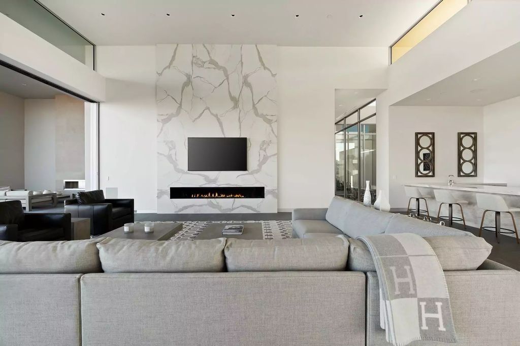 10861 Stardust Drive, Las Vegas, Nevada is spectacular property located in Discovery Land Company’s coveted and exclusive Summit Club offering the ultimate in privacy sitting on its own 1.37-acre peninsula lot.