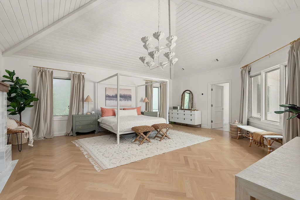 The Estate in Brentwood is a luxurious home situated on a picturesque cul-de-sac and recently added decorative features with chic now available for sale. This home located at 6205 Mapleton Ct, Brentwood, Tennessee; offering 05 bedrooms and 06 bathrooms with 6,442 square feet of living spaces. 