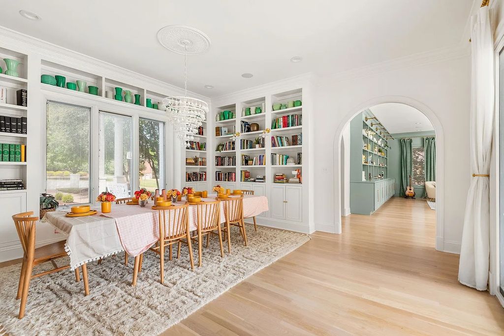 The Estate in Brentwood is a luxurious home situated on a picturesque cul-de-sac and recently added decorative features with chic now available for sale. This home located at 6205 Mapleton Ct, Brentwood, Tennessee; offering 05 bedrooms and 06 bathrooms with 6,442 square feet of living spaces. 