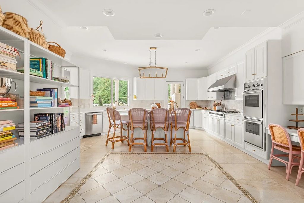 The Estate in Brentwood is a luxurious home situated on a picturesque cul-de-sac and recently added decorative features with chic now available for sale. This home located at 6205 Mapleton Ct, Brentwood, Tennessee; offering 05 bedrooms and 06 bathrooms with 6,442 square feet of living spaces. 