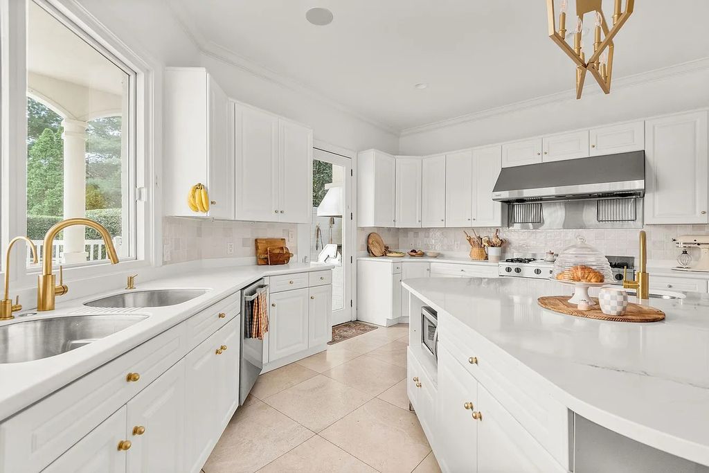 The Estate in Brentwood is a luxurious home situated on a picturesque cul-de-sac and recently added decorative features with chic now available for sale. This home located at 6205 Mapleton Ct, Brentwood, Tennessee; offering 05 bedrooms and 06 bathrooms with 6,442 square feet of living spaces. 