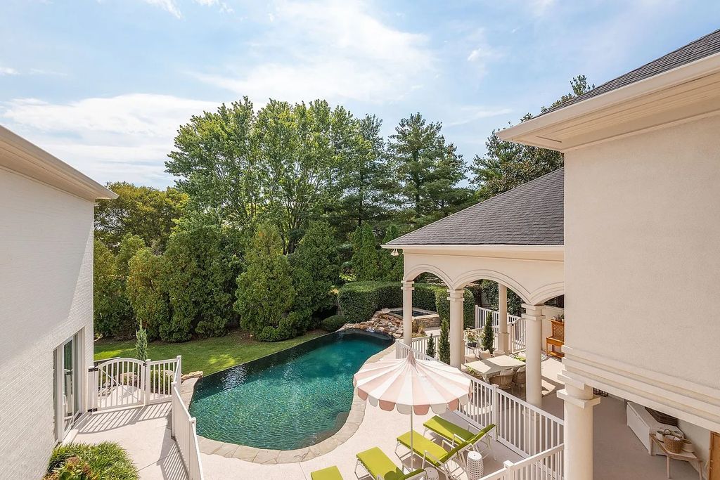 The Estate in Brentwood is a luxurious home situated on a picturesque cul-de-sac and recently added decorative features with chic now available for sale. This home located at 6205 Mapleton Ct, Brentwood, Tennessee; offering 05 bedrooms and 06 bathrooms with 6,442 square feet of living spaces. 