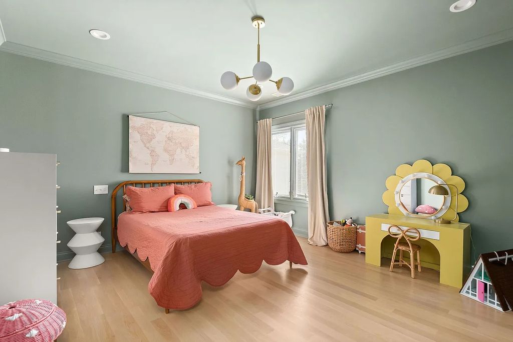 The Estate in Brentwood is a luxurious home situated on a picturesque cul-de-sac and recently added decorative features with chic now available for sale. This home located at 6205 Mapleton Ct, Brentwood, Tennessee; offering 05 bedrooms and 06 bathrooms with 6,442 square feet of living spaces. 