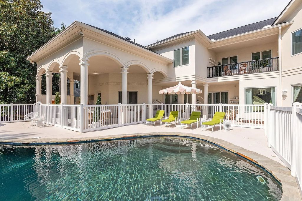 The Estate in Brentwood is a luxurious home situated on a picturesque cul-de-sac and recently added decorative features with chic now available for sale. This home located at 6205 Mapleton Ct, Brentwood, Tennessee; offering 05 bedrooms and 06 bathrooms with 6,442 square feet of living spaces. 