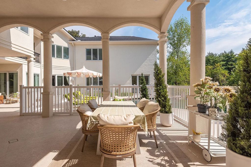 The Estate in Brentwood is a luxurious home situated on a picturesque cul-de-sac and recently added decorative features with chic now available for sale. This home located at 6205 Mapleton Ct, Brentwood, Tennessee; offering 05 bedrooms and 06 bathrooms with 6,442 square feet of living spaces. 