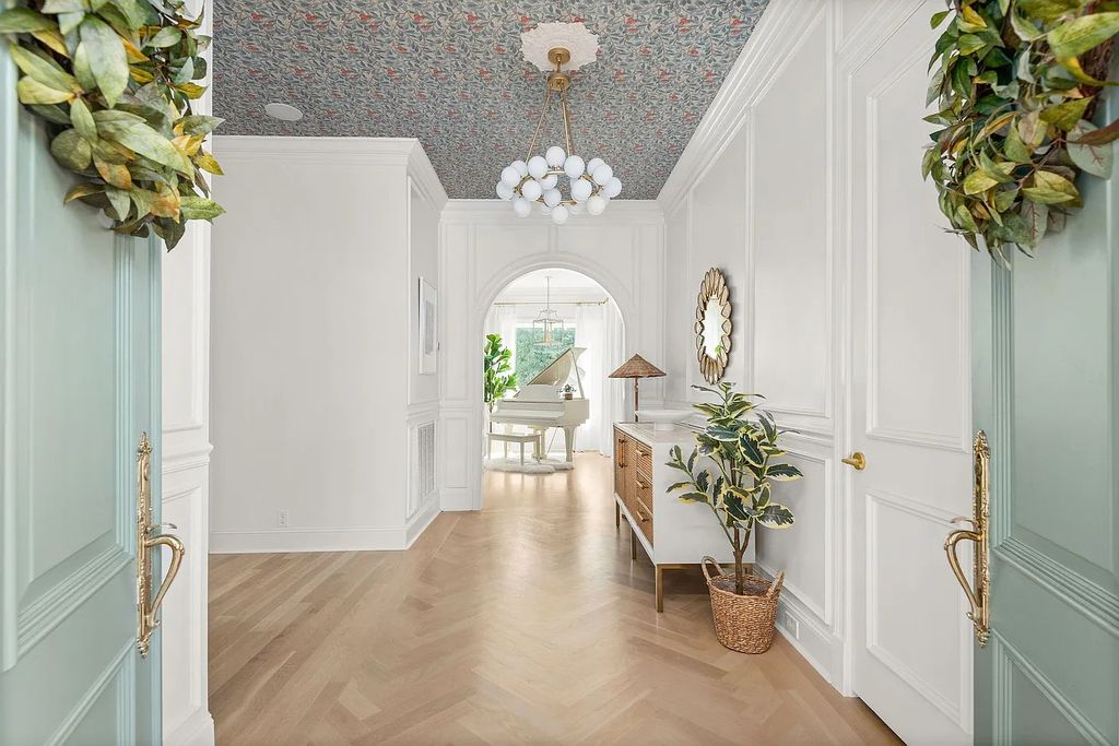 The Estate in Brentwood is a luxurious home situated on a picturesque cul-de-sac and recently added decorative features with chic now available for sale. This home located at 6205 Mapleton Ct, Brentwood, Tennessee; offering 05 bedrooms and 06 bathrooms with 6,442 square feet of living spaces. 