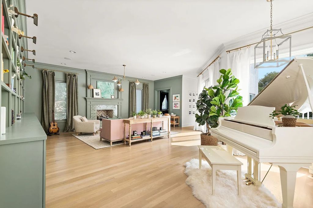 The Estate in Brentwood is a luxurious home situated on a picturesque cul-de-sac and recently added decorative features with chic now available for sale. This home located at 6205 Mapleton Ct, Brentwood, Tennessee; offering 05 bedrooms and 06 bathrooms with 6,442 square feet of living spaces. 