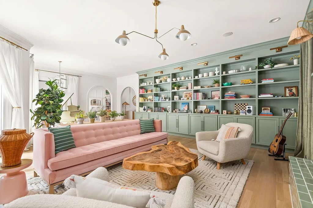 The Estate in Brentwood is a luxurious home situated on a picturesque cul-de-sac and recently added decorative features with chic now available for sale. This home located at 6205 Mapleton Ct, Brentwood, Tennessee; offering 05 bedrooms and 06 bathrooms with 6,442 square feet of living spaces. 