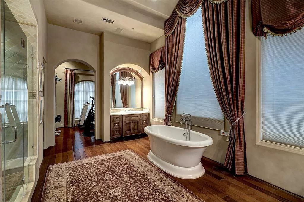 11111 Claymore Road, Houston, Texas is an extraordinary home on an amazing 0.95 acre lot with impressive amenities including temperature controlled wine room for 2200+ bottles, well-equipped kitchen, and more.