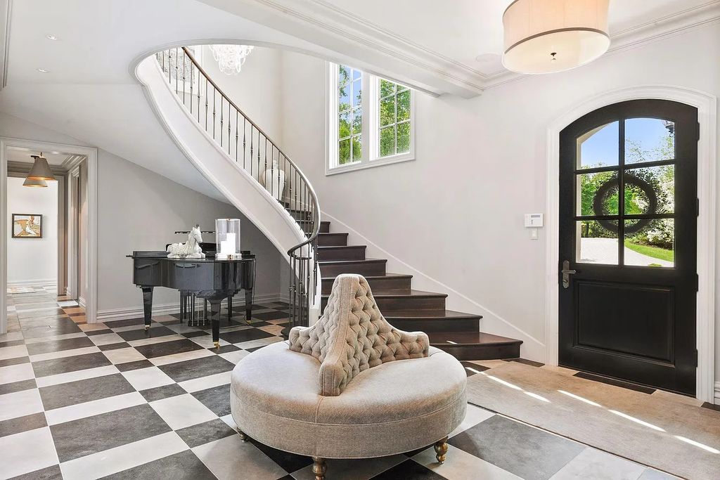 Thoughtfully Designed with Sightlines of Lake Minnetonka This Marvelous Home in Excelsior MN Seeks 7995000 4