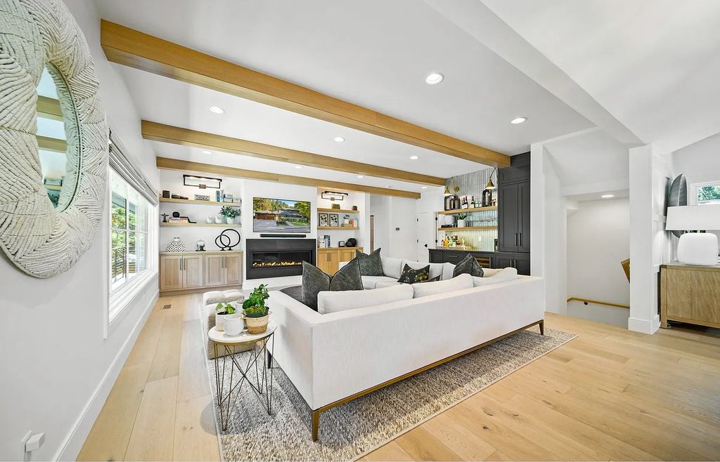 The Estate in Lake Oswego is a luxurious home ideally located on a rare waterfront cul-de-sac with backyard now available for sale. This home located at 17435 Wren Ct, Lake Oswego, Oregon; offering 04 bedrooms and 05 bathrooms with 10,454 square feet of land.