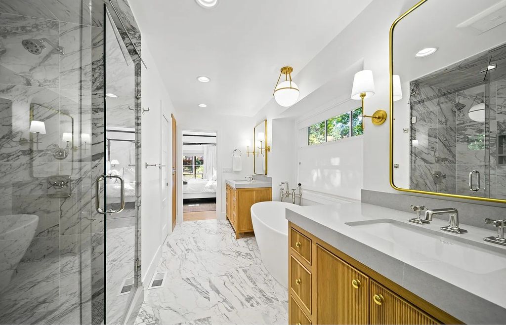The Estate in Lake Oswego is a luxurious home ideally located on a rare waterfront cul-de-sac with backyard now available for sale. This home located at 17435 Wren Ct, Lake Oswego, Oregon; offering 04 bedrooms and 05 bathrooms with 10,454 square feet of land.