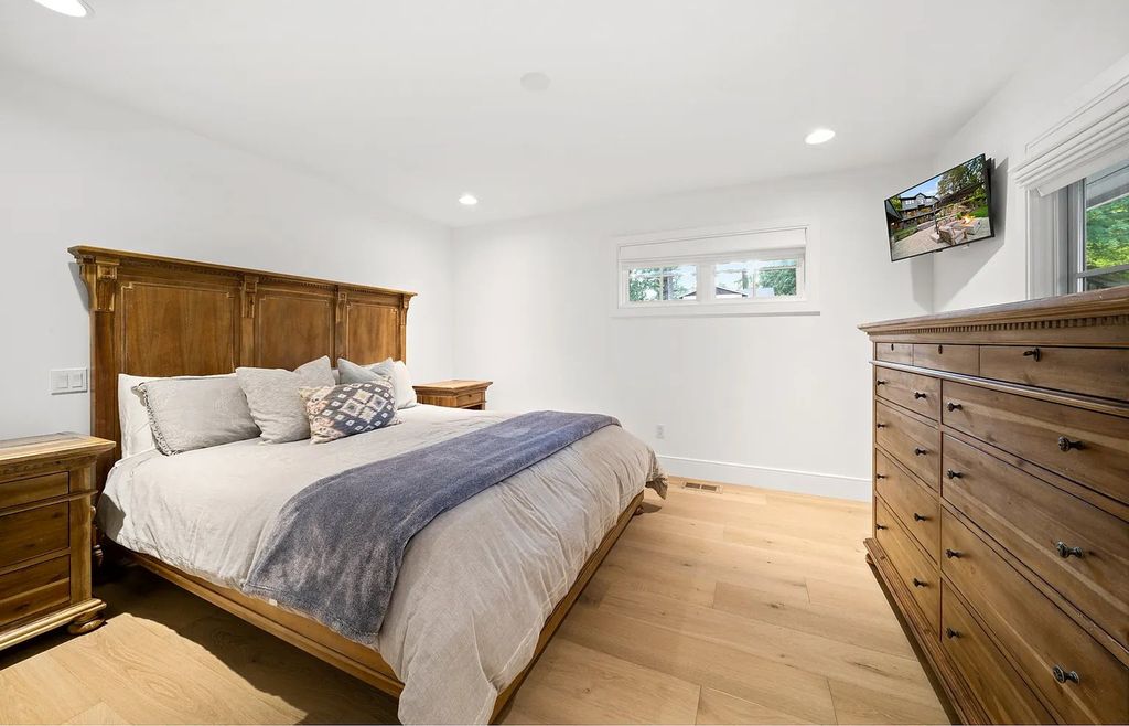 The Estate in Lake Oswego is a luxurious home ideally located on a rare waterfront cul-de-sac with backyard now available for sale. This home located at 17435 Wren Ct, Lake Oswego, Oregon; offering 04 bedrooms and 05 bathrooms with 10,454 square feet of land.