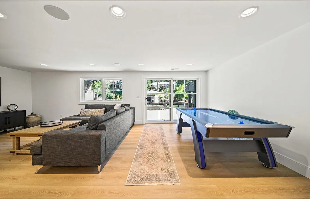 The Estate in Lake Oswego is a luxurious home ideally located on a rare waterfront cul-de-sac with backyard now available for sale. This home located at 17435 Wren Ct, Lake Oswego, Oregon; offering 04 bedrooms and 05 bathrooms with 10,454 square feet of land.