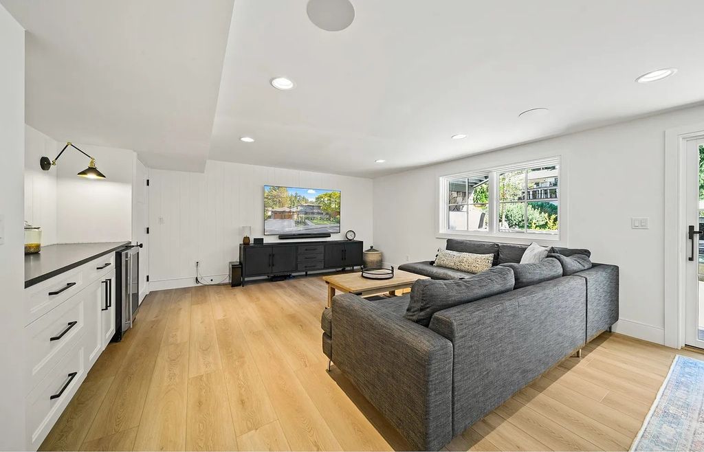 The Estate in Lake Oswego is a luxurious home ideally located on a rare waterfront cul-de-sac with backyard now available for sale. This home located at 17435 Wren Ct, Lake Oswego, Oregon; offering 04 bedrooms and 05 bathrooms with 10,454 square feet of land.