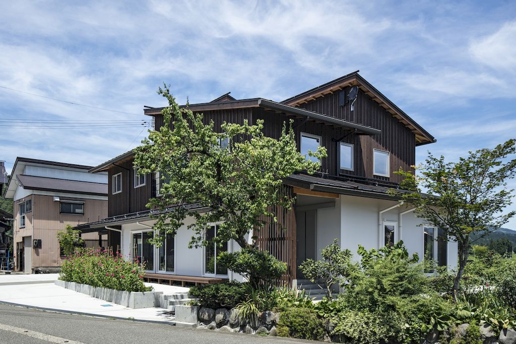 Villa UONUMA embodies intimacy and openness by Tsutsumi Associates 6